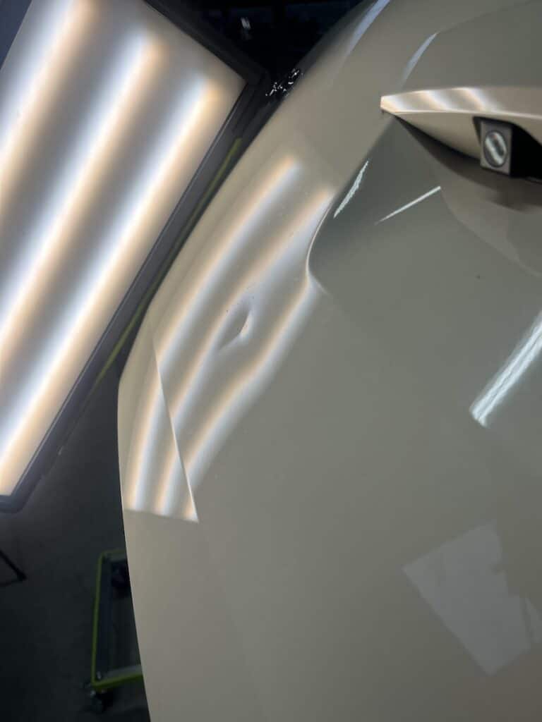 トヨタ ポルテのバックドアにできたヘコミをデントリペアで直しました!