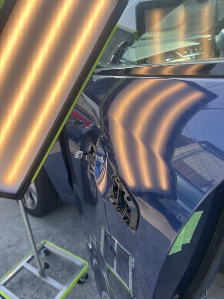 【岡山】ジャガー F-PACE:ドアノブ上のプレスラインにかかる凹みをデントリペアで直しました!