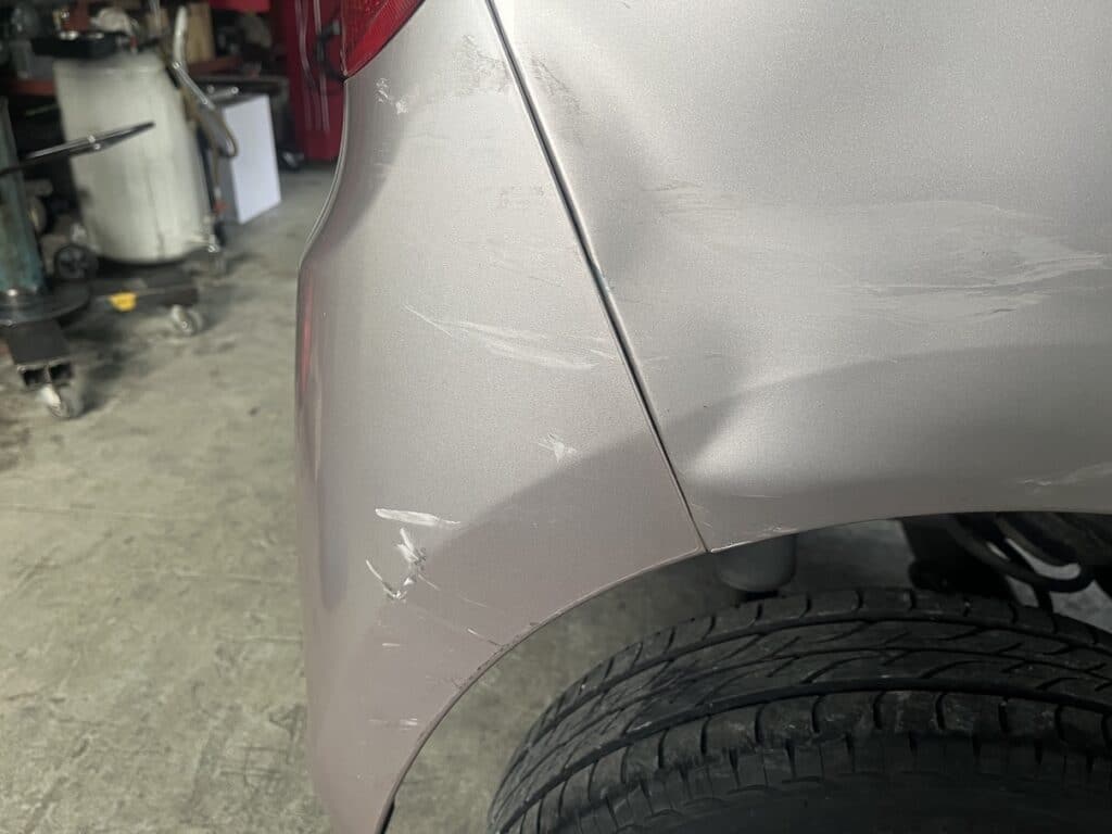 伸びた鉄板はシュリンキングツールで絞る リアクォーターにできたヘコミ