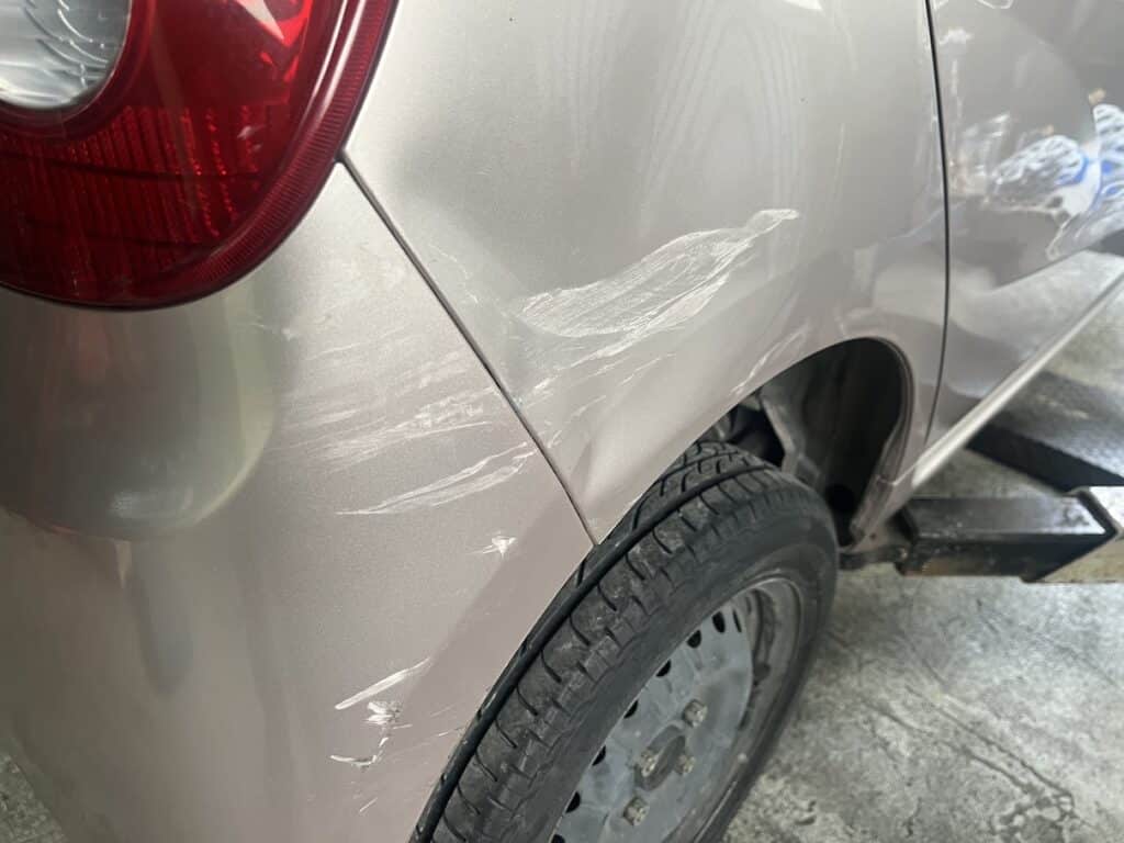 伸びた鉄板はシュリンキングツールで絞る リアクォーターにできたヘコミ