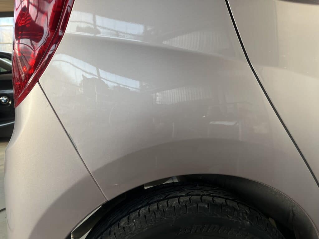 伸びた鉄板はシュリンキングツールで絞る デントリペアで修理後の写真