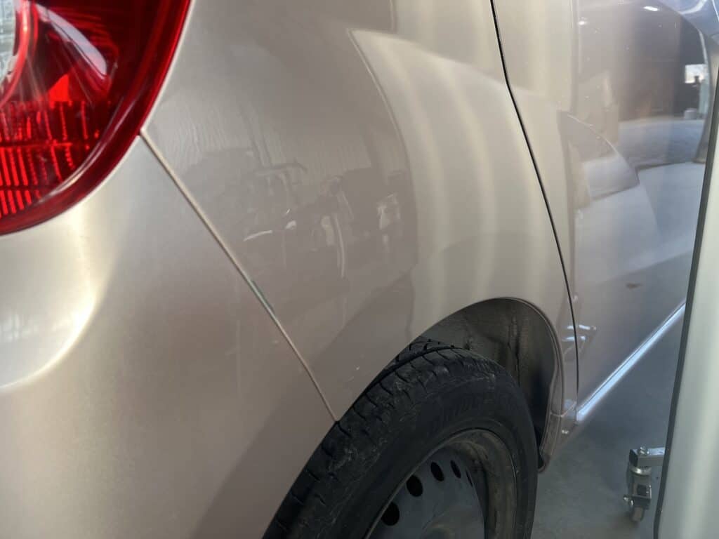 伸びた鉄板はシュリンキングツールで絞る デントリペア修理後の写真