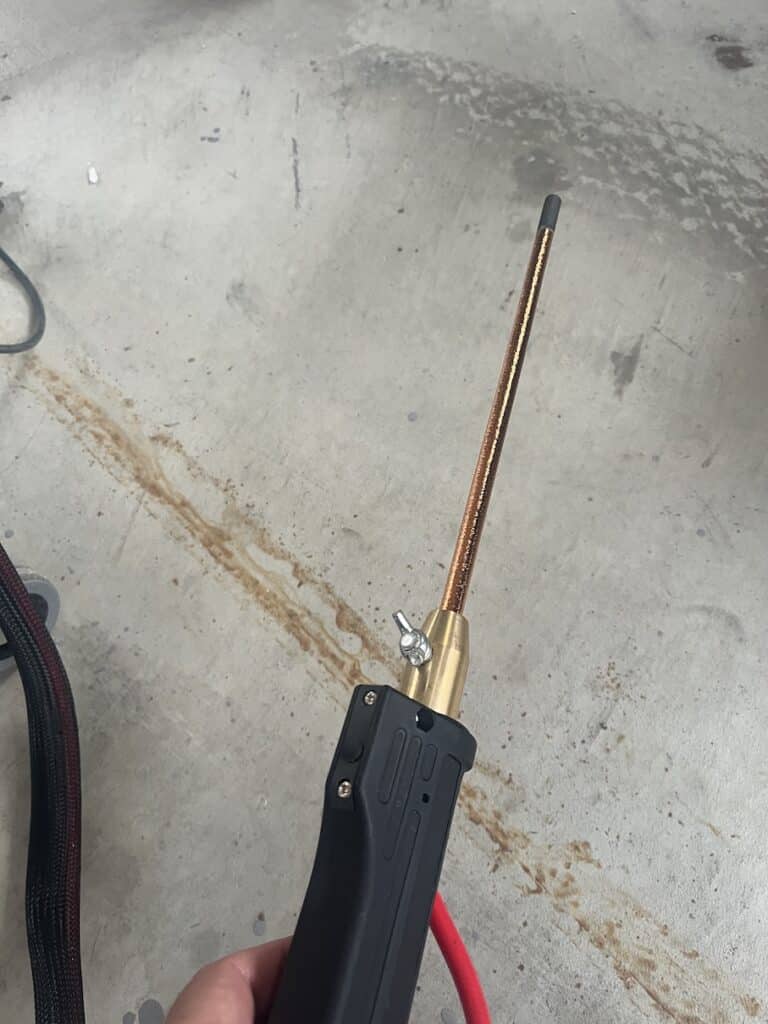 伸びた鉄板はシュリンキングツールで絞る