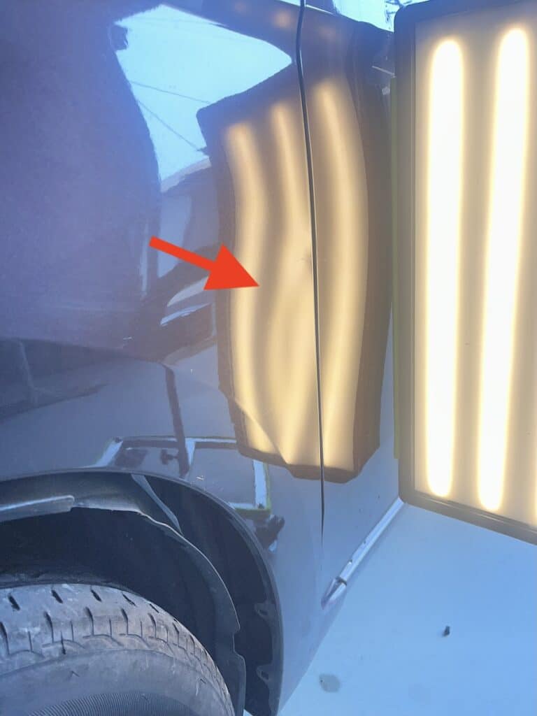 フェンダーにできた大きめのヘコミをデントリペアで修復しました! フロントフェンダーにできたヘコミ